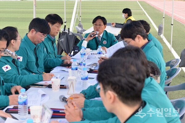 박용철 군수가 지난해 10월 29일 ‘2024년 재난대응 안전한국훈련’현장을 찾아 직원들을 격려하고 있다. (사진=강화군)