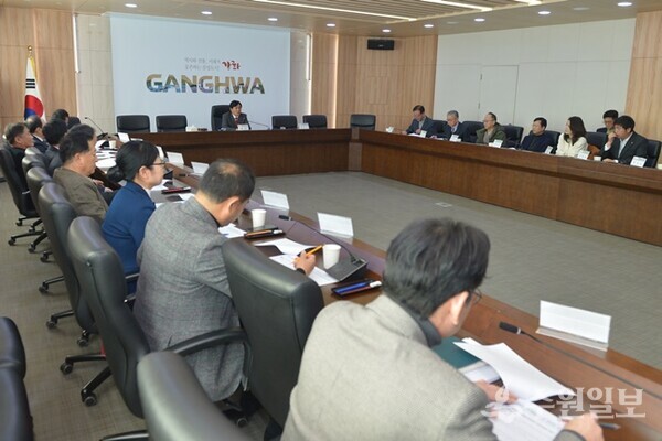 박용철 군수가 군민소통위원회 준비위원회 첫 회의를 주재하고 있다. (사진=강화군)