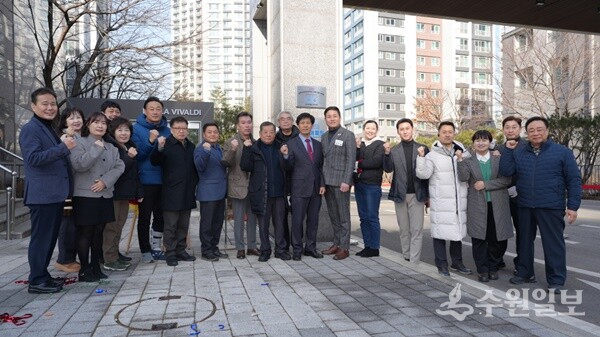 박승원 갈매동 주민자치회장(왼쪽 7번째)과 남상익 갈매동장(왼쪽 8번째)이 구리시 갈매한라비발디아파트  환경경영시스템과 안전보건경영시스템 2개 분야에서 인증을 획득한 현판식 기념행사를 가진 뒤 입주민들과 기념촬영을 하고 있다. (사진=구리시 갈매동 갈매한라비발디아파트)