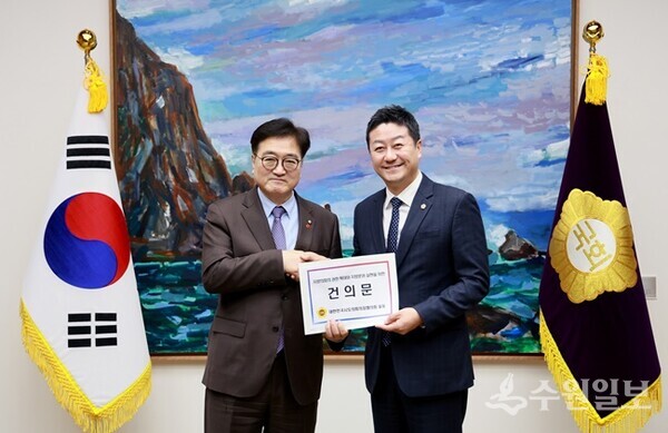김진경 경기도의회 의장(오른쪽)이 23일 우원식 국회의장을 만나 지방의회 숙원과제 해결을 위한 건의문을 전달하고 있다. (사진=경기도의회)