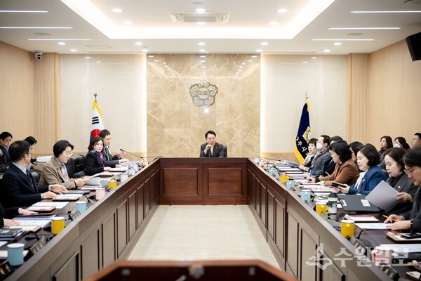 조성대 남양주시의회 의장(가운데)이 현안사항 보고회와 전체의원 간담회를 열고 주요 시정현안 및 의회운영에 대한 논의를 진행하고 있다. (사진=남양주시의회)
