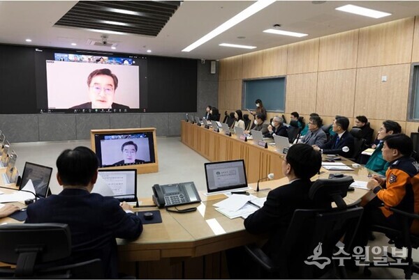 23일 오후 경기도청 재난안전상황실에서 열린 설 연휴 대비 의료 및 재난점검 영상회의에서 김동연 경기도지사가 인사말을 하고 있다. (사진=경기도)