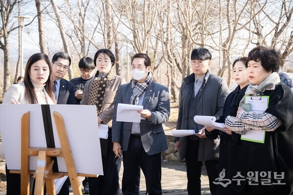 남양주시의회 자치행정위원회 소속 위원들이 조안면 노유자시설 건립사업 대상지를 방문, 관계자의 설명을 경청하고 있다. (사진=남양주시의회)