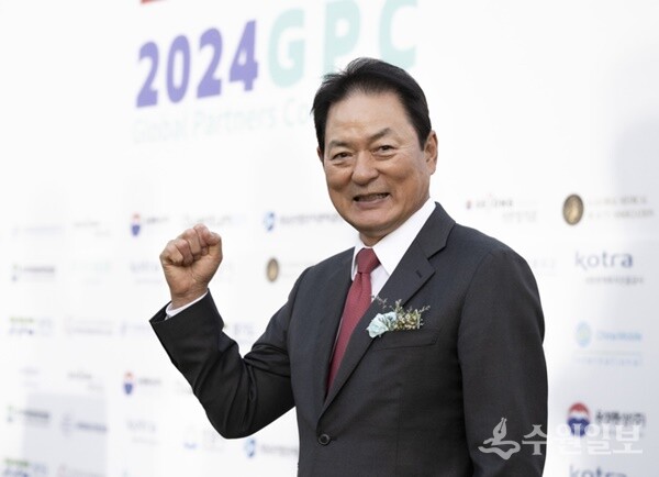 제19대 성남산업단지관리공단 이사장 선거에 출사표를 던진 장재진 오리엔트그룹 회장이 화이팅을 외치고 있다. (사진=오리엔트그룹) 