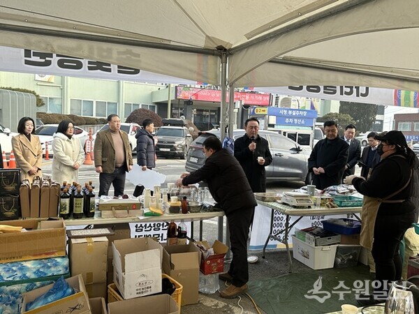 이충우 여주시장(가운데)이 직거래 장터에서 참여 농가들을 격려하고 있다. (사진=여주시) 