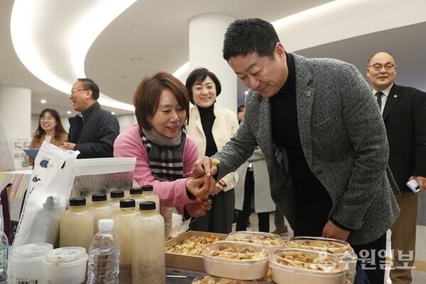 김진경 경기도의회 의장이 노인일자리 생산품 판매행사장 부스에서 생산품을 구입하고 있다. (사진=경기도의회)