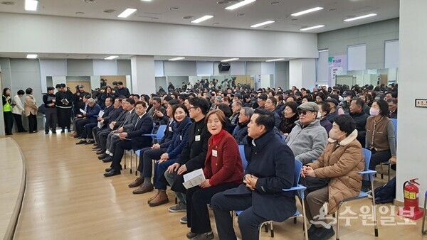 구리-서울 통합 추진위원회 발대식이 (앞줄 오른쪽부터)김구영 개혁신당 구리시 당협위원장, 이경희 시의원, 김용현 시의원, 양경애 시의원, 정은철 시의원, 고범석 공동대표, 백경현 시장 등 유관단체장 및 시민 등 300여 명이 참석한 가운데 열리고 있다. (사진=엄인용 기자)