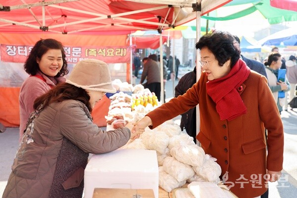 김경희 이천시장(오른쪽)이 장호원전통시장을 방문, 민생현장을 살펴보면서 상인들을 격려하고 있다. (사진=이천시)
