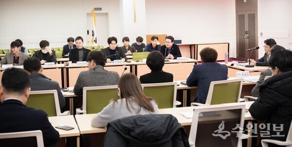 남양주시의회 도시교통위원회 위원들이 ‘미래전략산업 발굴‧육성방안 연구용역 중간보고회’에 참석, 의견을 제시하고 있다. (사진=남양주시의회)