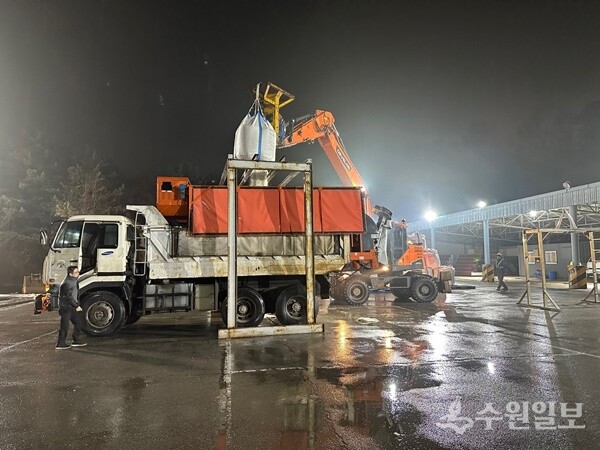 용인시는 27일부터 예상되는 대설예보에 대비해 염화칼슘을 적재하는 등 제설작업 준비에 나섰다. (사진=용인시)