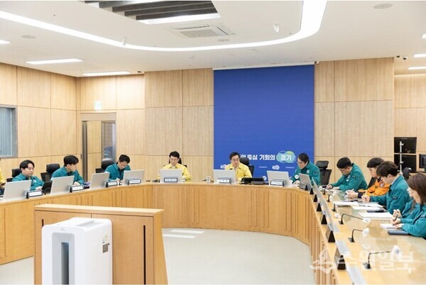 27일 오전 경기도청 재난안전상황실에서 김동연 경기도지사(가운데)가 대설 대처상황을 점검하고 있다. (사진=경기도)
