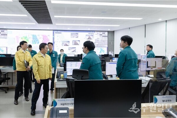 김동연 지사가 경기도청 재난안전상황실을 들러 비상근무중인 직원들을 격려하고 있다. (사진=경기도)