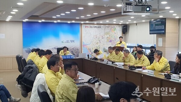 정장선 평택시장이 28일 대설에 대처하기 위한 재난안전대책본부 상황 보고회를 주재하고 있다. (사진=평택시) 