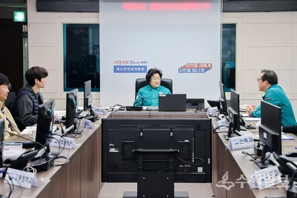 김경희 이천시장(가운데)이 설 연휴에도 빈틈없는 재난대비를 위한 대응조치를 주문하고 있다. (사진=이천시) 