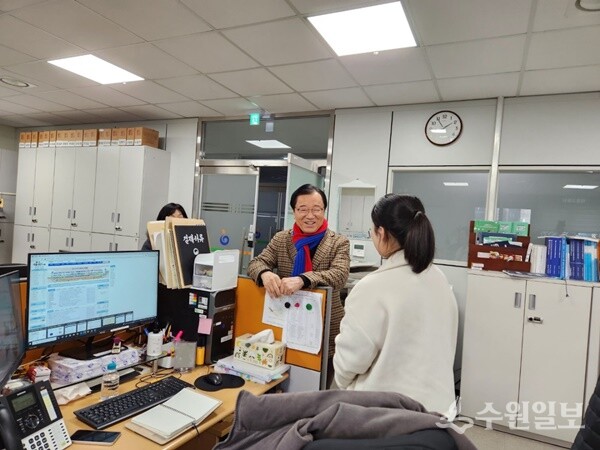 이현재 하남시장이 설 당일인 29일 시청 종합대책상황실 등 주요 비상근무 현장을 방문, 직원들을 격려하고 있다. (사진=하남시) 