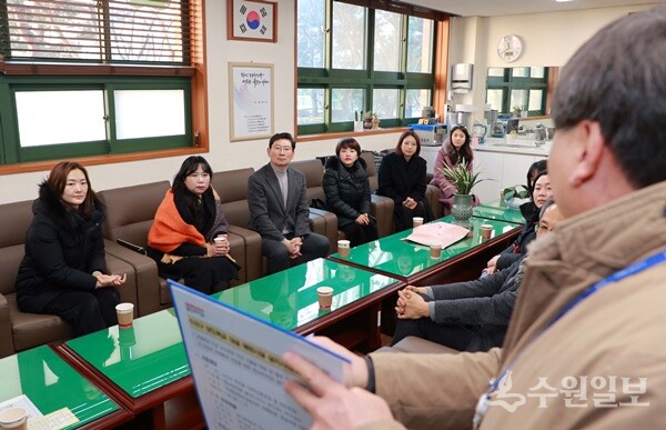 이상일 용인시장이 지난해 12월 18일 신촌초등학교 학교장, 학부모들과 간담회를 가지면서 의견을 듣고 있다. (사진=용인시)
