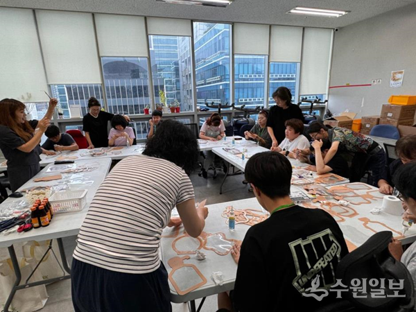 안양시가 ‘2025년 성인장애인 평생교육 프로그램 지원사업’ 공모를 오는 2월 1일부터 접수한다. 사진은 지난해 성인 장애인 평생교육 프로그램 지원사업 '더메이크사회적협동조합 아뚜하뚜'. (사진=안양시)