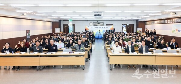 이천시 지속가능발전협의회 '제24차 정기총회 및 분과위원회 간담회'에서 정철화 상임회장(앞줄 왼쪽 5번째)과 김경희 이천시장(오른쪽 3번째)이 위원들과 함께 하고 있다. (사진=이천시)