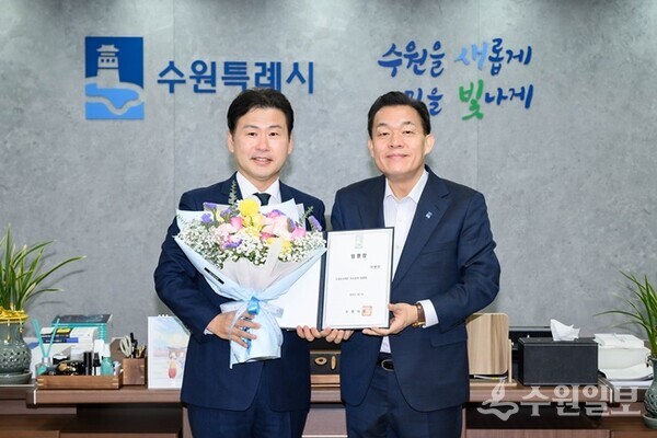 이재준 수원시장(오른쪽)이 위촉장 수여 후 이병진 수원도시재단 이사장과 함께하고 있다. (사진=수원시)