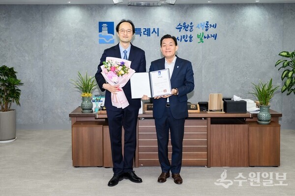 이재준 수원시장(오른쪽)이 위촉장 수여 후 최희준 예술감독과 함께하고 있다. (사진=수원시)