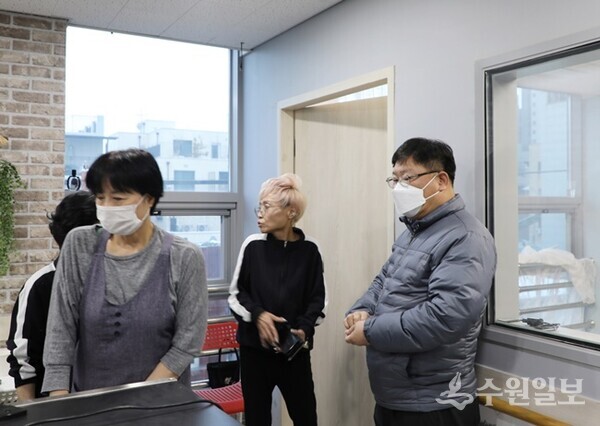 이상균 팔달구청장(오른쪽)이 경기실버빌요양원 임시 거주지를 방문, 시설물을 점검하고 있다. (사진=팔달구)