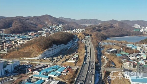 광주시는 올해 도로망 확충 사업을 위해 자체 예산 592억원을 투입해 사통팔달 내부 도로망 확충 사업을 본격화한다. 사진은 성남~장호원 진‧출입 램프 개설 공사 모습. (사진=광주시)