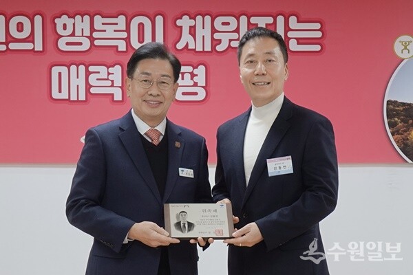 전진선 군수(왼쪽)가 낚시 명인 신동만씨에게 홍보대사 위촉패를 전달한 뒤 기념촬영을 하고 있다. (사진=양평군)