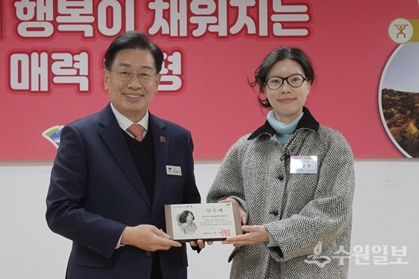 전진선 군수(왼쪽)가 인기 유튜버 최승현씨에게 홍보대사 위촉패를 전달한 뒤 기념촬영을 하고 있다. (사진=양평군)