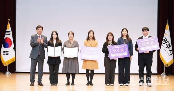 방세환 광주시장(왼쪽 첫번째)이  '2024년 민원처리 마일리지제' 우수 공무원 및 우수 부서를 시상한 뒤 수상자들과 함께 기념촬영을 하고 있다. (사진=광주시)