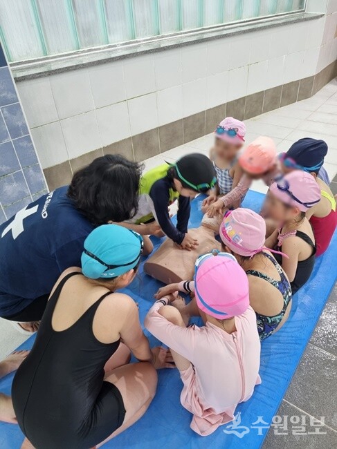 남양주도시공사가  어린이를 대상으로 생존수영 교육을 하고 있다. (사진=남양주도시공사)