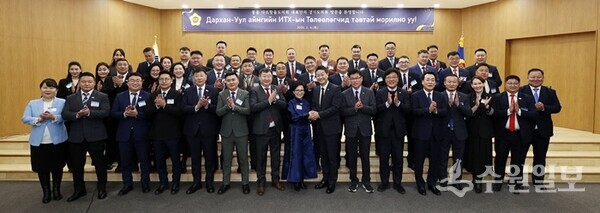 김진경 경기도의회 의장(앞줄 가운데)이 몽골 다르항올도의회 대표단과 기념촬영을 하고 있다. (사진=경기도의회)