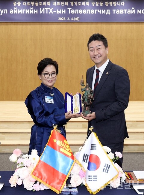 김진경 경기도의회 의장(오른쪽)이 양즈마 알탕게렐 몽골 다르항올도의회 의장과 선물을 교환하고 있다. (사진=경기도의회)