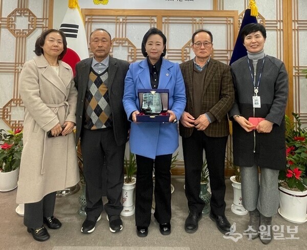정윤경 경기도의회 부의장(가운데)이 (사)대한양계협회 경기도지회로부터 감사패를 받은 뒤 관계자들과 기념촬영을 하고 있다. (사진=경기도의회) 
