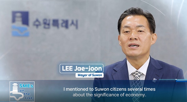 수원시 중소기업 홍보영상에 출연한 이재준 수원시장. (자료=수원시)