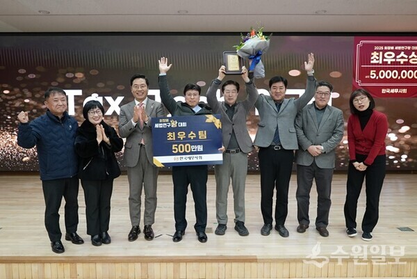 구재이 한국세무사회장(왼쪽 세번째)이 '제1회 한국세무사회장배 세법연구왕 대회'에서 최우수상을 차지한 대구지방세무사회 ‘택스테크 연구회팀'과 기념촬영을 하고 있다. (사진=한국세무사회)