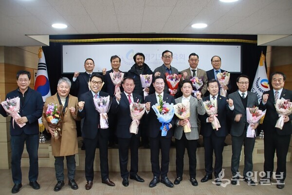 이원성 경기도체육회 회장(앞줄 가운데)이 통합3대 경기도종목단체장 당선인 정담회를 가진 뒤 기념촬영을 하고 있다. (사진=경기도체육회) 