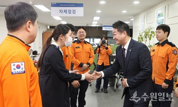 김진경 경기도의회 의장이 시흥소방서를 찾아 소방공무원들과 인사를 나누고 있다. (사진=경기도의회)