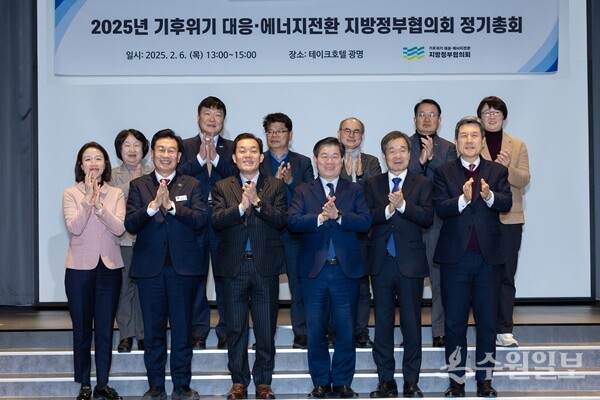 이재준 시장(앞줄 왼쪽 3번째)과 참석자들이 함께하고 있다. (사진=수원시)