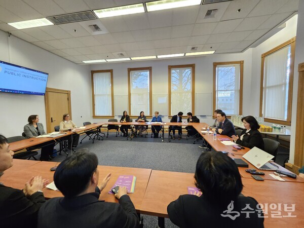 방미중인 임태희교육감(오른쪽 중앙)이 -도교육청-워싱턴주 교육청-주시애틀 한국영사관 3자 MOU를 체결하고 있다.(사진=경기도교육청)