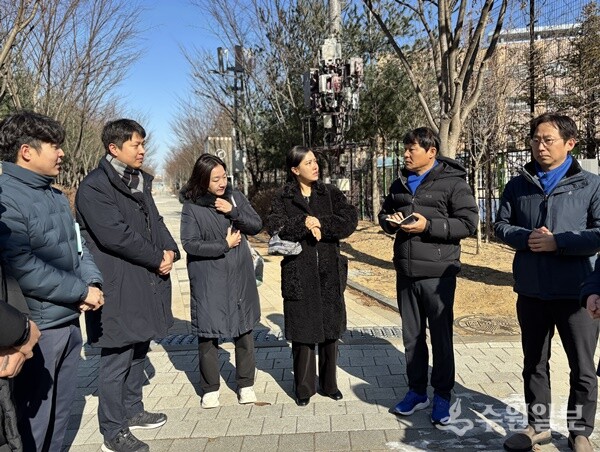 정병용 하남시의회 부의장(오른쪽 두번째)이 미사강변중·고교 앞 현장을 방문, 학부모, 시청.경찰 관계자들과 함께 보행환경 개선을 위한 방안을 논의하고 있다. (사진=하남시의회)