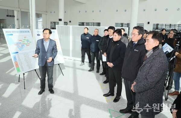 정장선 평택시장(오른쪽부터), 강도형 해양수산부 장관, 이병진 국회의원과 함께 평택항 국제여객터미널을 방문, 관계자의 상황설명을 경청하고 있다. (사진=평택시)