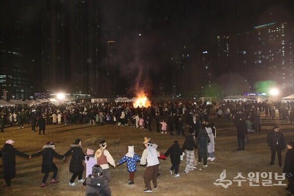 8일 동탄역 4번 출구 인근 경부고속도로 지하화 구간 상부 공원부지에서 열린 ‘2025년 화성특례시 정월대보름 축제’에서 참여 시민들이 강강술례 춤을 함께 추고 있다. (사진=화성시)