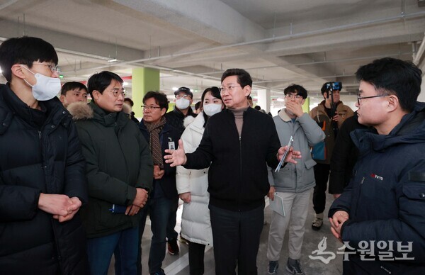 이상일 용인시장(가운데)이 지난달 18일 경남아너스빌 디센트 건설 현장을 방문, 누수가 지적된 지하 주차장을 둘러보고 있다. (사진=용인시)