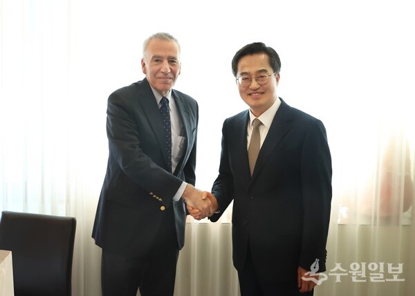 김동연 경기도지사(오른쪽)가 지난해 12월 24일 오후 서울 중구 컨퍼런스하우스달개비에서 필립 골드버그(Philip Goldberg) 주한 미국대사와 면담후 기념촬영을 하고 있다. (사진=경기도)