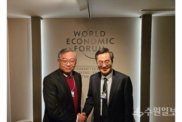 김동연 경기도지사(오른쪽)이 지난달 21일 오후(현지시간) 스위스 다보스 콩그레스 센터에서 간킴용 싱가포르 부총리와 면담을 하고 있다. (사진=경기도)