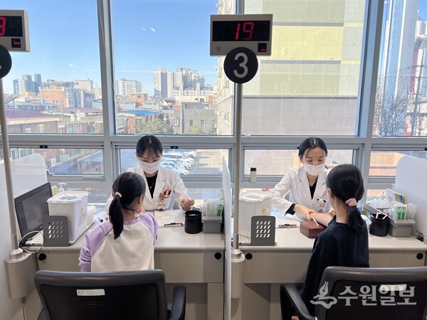 KH한국건강관리협회 경기도지부가 아동보육시설인 '동광원'의 아동·청소년을 대상으로 사회공헌 건강검진을 실시하고 있다. (사진=건협 경기도지부)