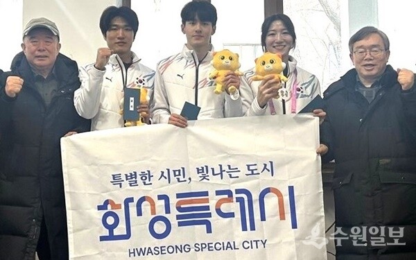 동계아시안게임 현지에서 화성특례시 빙상부 팀이 기념촬영을 하고 있다. 왼쪽부터 박종선 화성시체육회장, 김태성 선수, 장성우 선수, 노도희 선수, 조승문 화성시 제2부시장. (사진=화성시)