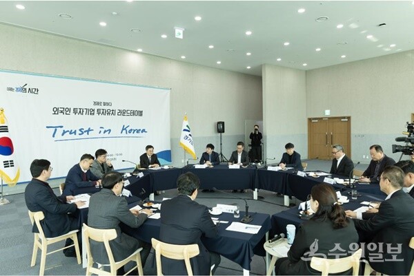 10일 오후 경기도청 단원홀에서 열린 외국인투자기업 투자유치 라운드테이블 행사에서 김동연 경기도지사 인사말을 하고 있다. (사진=경기도)