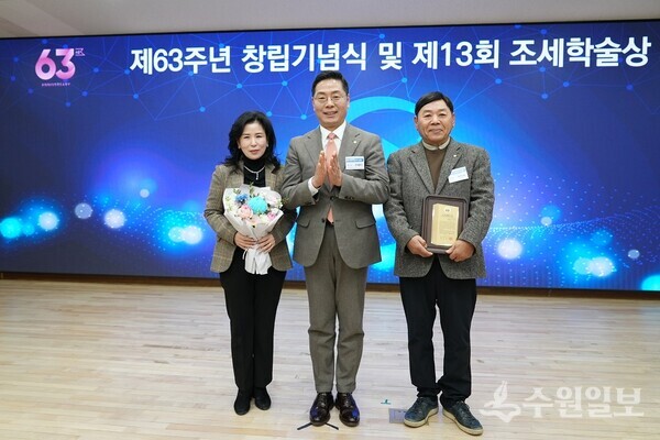구재이 한국세무사회 회장(가운데)이 ‘50년 세무사 상’수상자들과 함께 기념촬영을 하고 있다. (사진=한국세무사회)