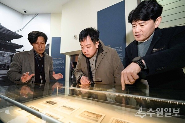 김현수 제1부시장(가운데)이 수원박물관을 시찰하고 있다. (사진=수원시)